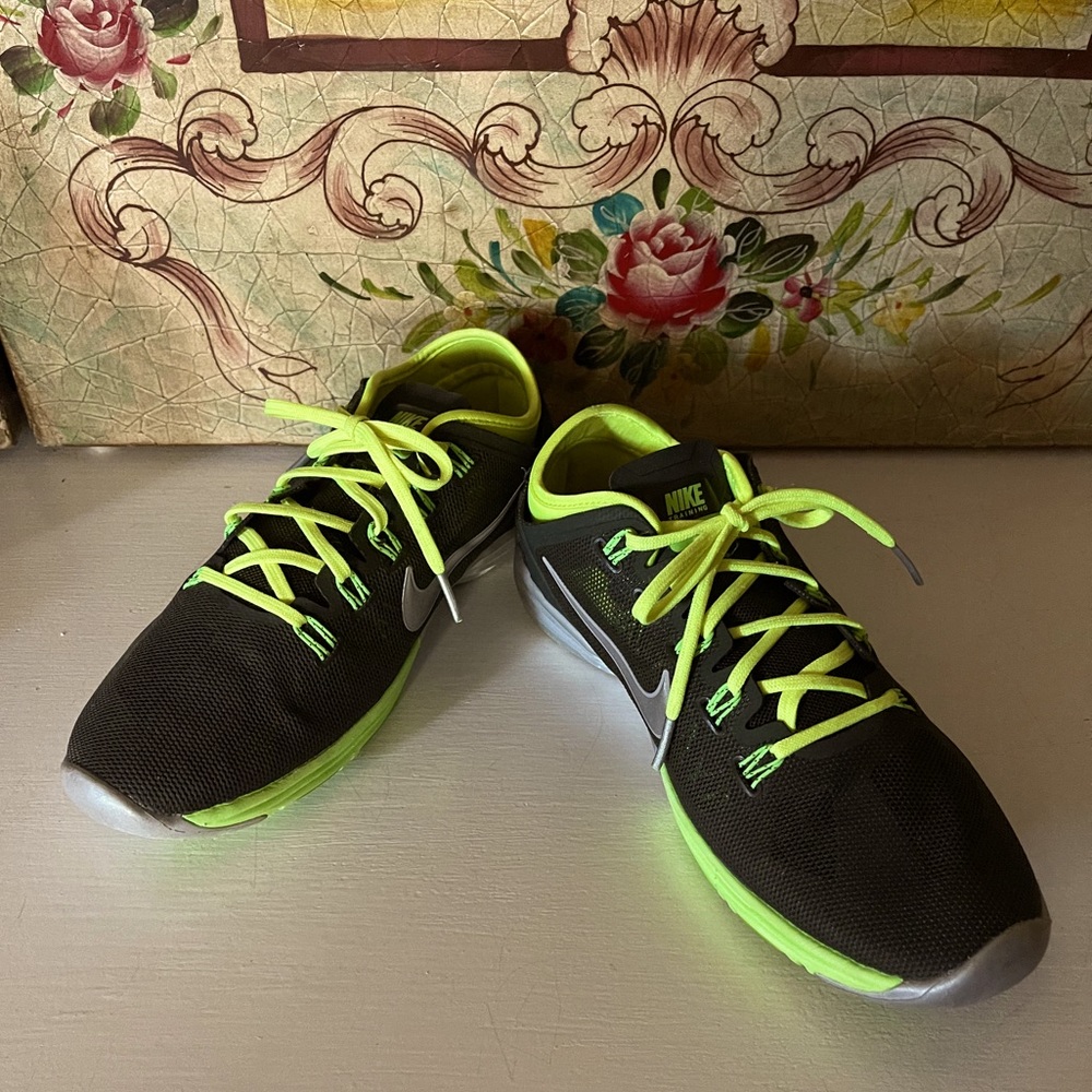 EUC - NIKE Training Hyperworkout +